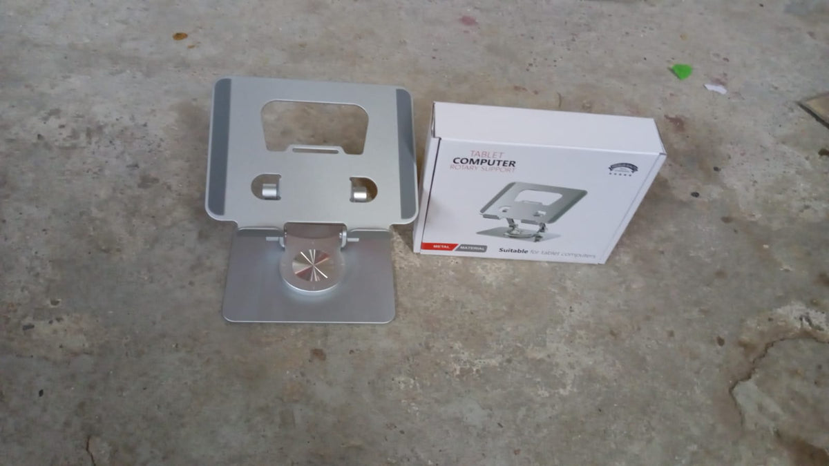 Detail of the non-slip silicone pads on the base of the Phonixio adjustable laptop stand.