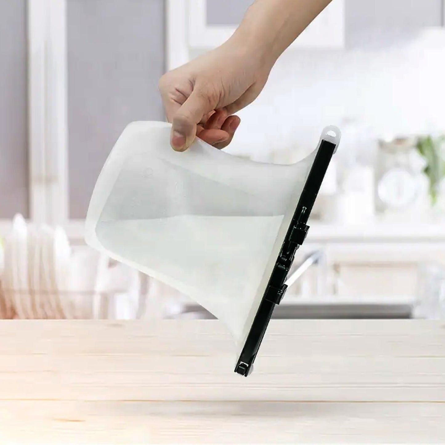 Silicone Food Bag ? Leakproof, Flat Bottom, BPA-Free, Microwave & Dishwasher Safe